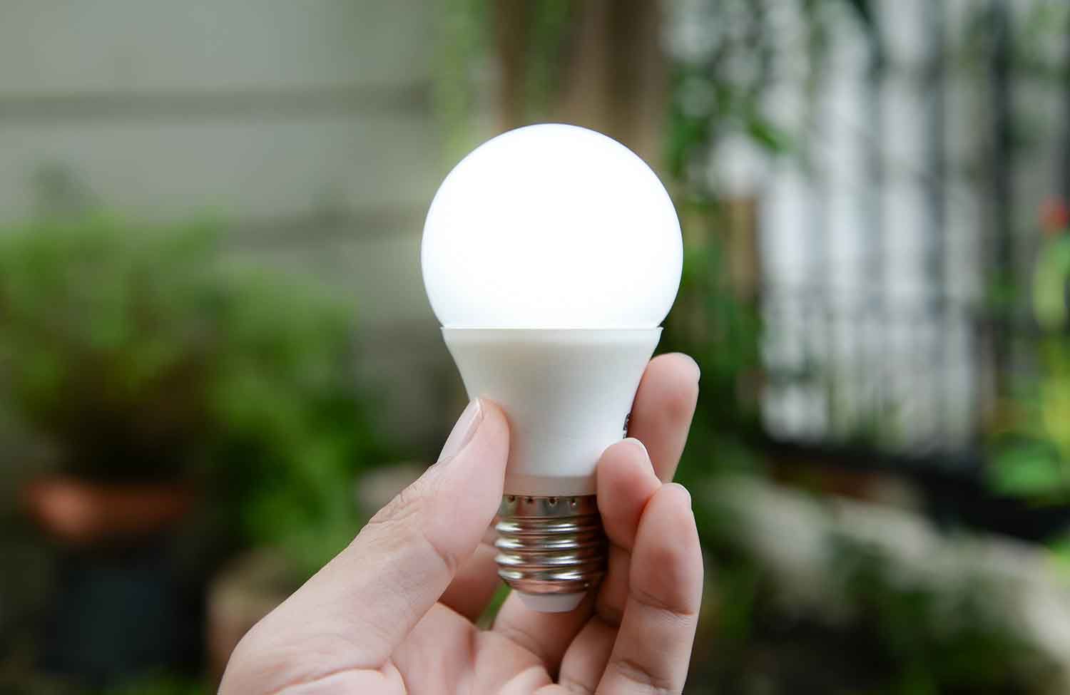 Tuổi Thọ Đèn LED Bao Lâu? Bí Quyết Chọn Đèn Chất Lượng & Kéo Dài Tuổi Thọ